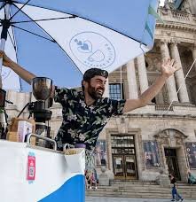 Smiling Barista met hun mobiele koffiecart