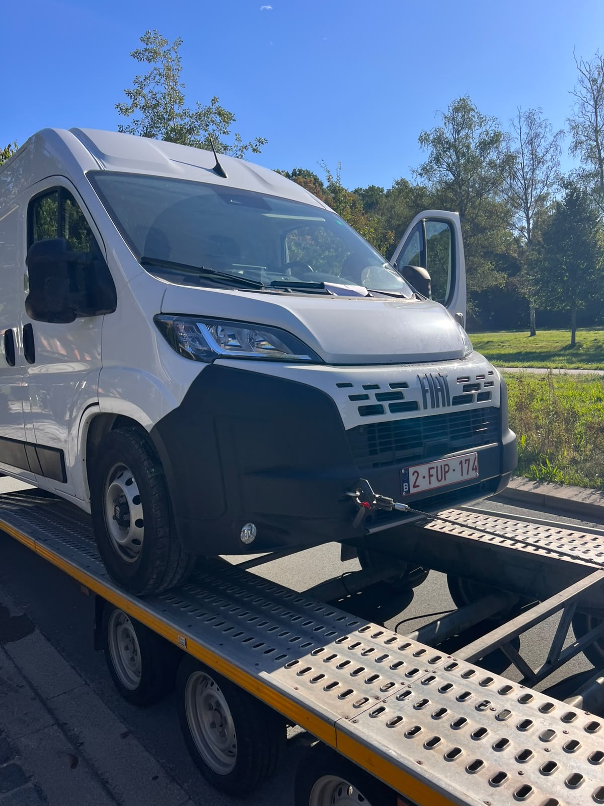 De Fiat Ducato van Smiling Barista opgeladen op de truck van Faster