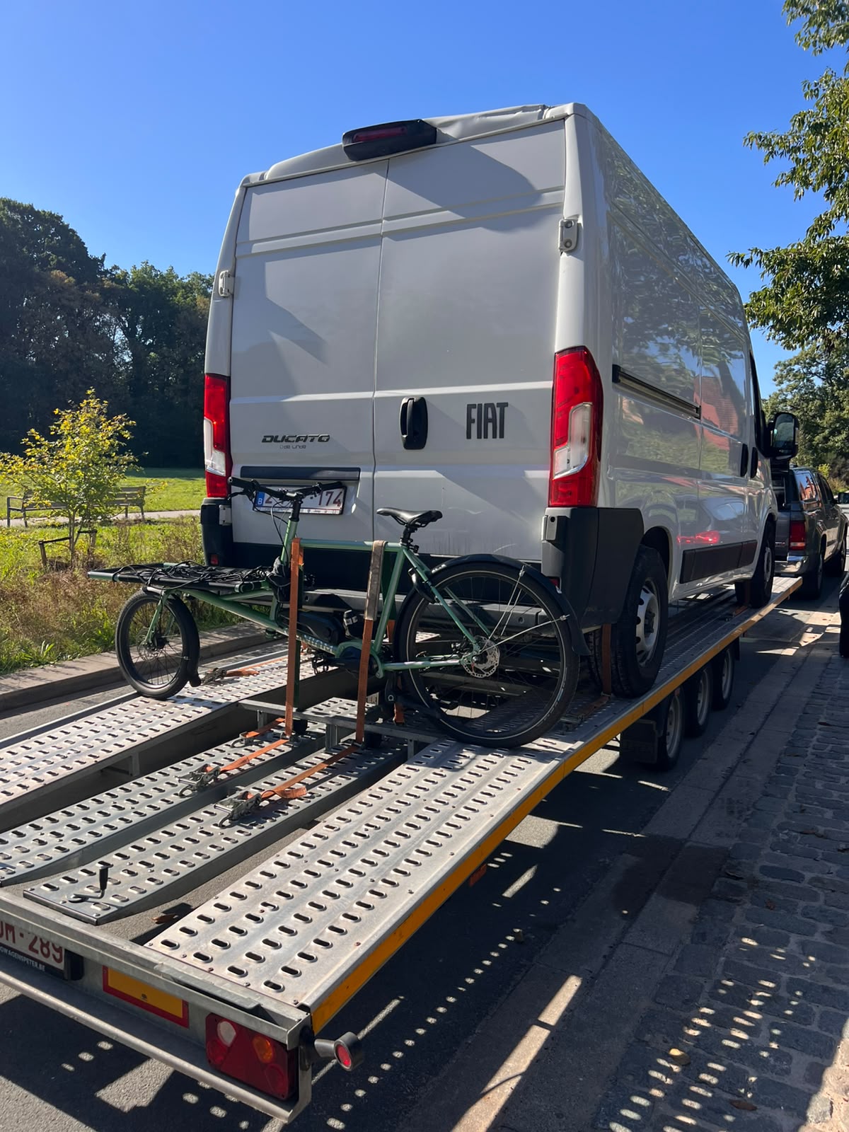 Achterkant van de Fiat Ducato op de truck, met de cargofiets van Smiling Barista mee vastgemaakt